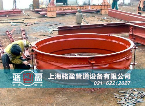圓形織物<a href=http://www.xianghuiba.cn target=_blank class=infotextkey>補(bǔ)償器</a>安裝現(xiàn)場